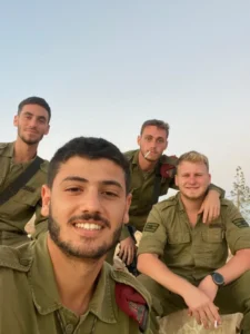 27 - שחר עם חברים ויאיר ניפוסי ז״ל