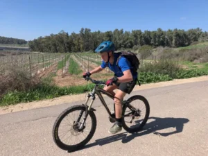 9 - שחר רוכב על אופניים