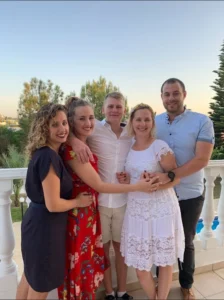 שחר עם אחיות שלו ואביעד גיסו בקפריסין